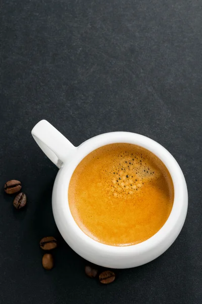 Kopp espresso på svart bakgrund, ovanifrån — Stockfoto