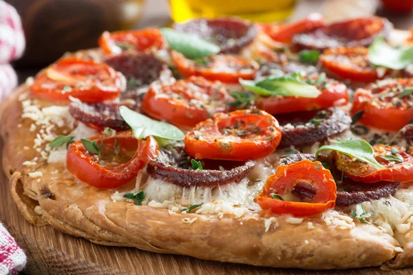 Italiaans eten - pizza salami en tomaten, selectieve aandacht — Stockfoto