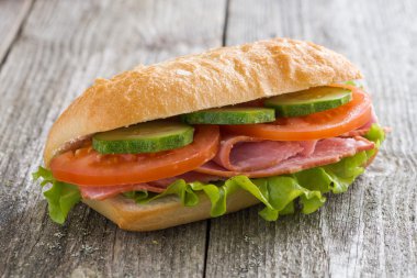 jambon ve ahşap masa üzerinde sebze sandviç