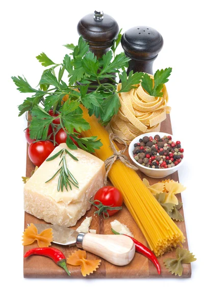 Spaghettis, parmesan, épices et herbes fraîches sur une planche de bois — Photo