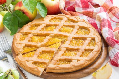 Beyaz tahta masada taze elma pasta dilimlenmiş