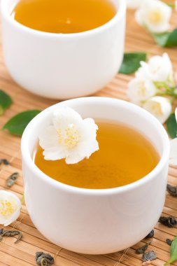 Beyaz pialas, üstten görünüm içinde Yasemin Yeşil çay