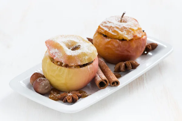Manzanas rellenas al horno en plato sobre mesa de madera blanca, horizontales — Foto de Stock