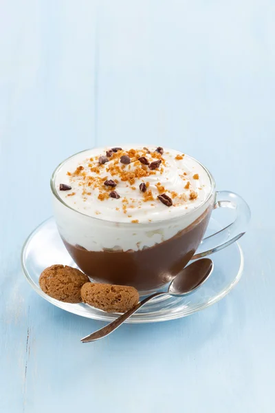 Sobremesa de chocolate com creme e amaretti em copo de vidro — Fotografia de Stock