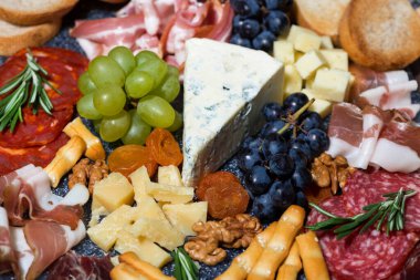 Çeşit çeşit peynir ve etler, üst görünüm yatay