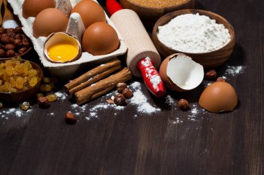 Taze yumurta ve fırın malzemeleri, üst görünüm.