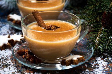 Baharatlı baharatlı masala çayı ve kurabiyeler, yatay yakın plan.