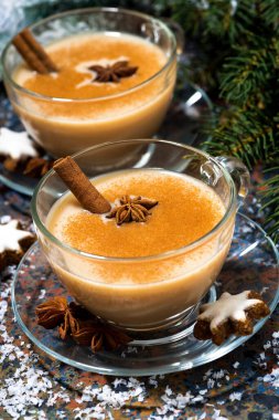 Kış baharatlı masala çayı ve kurabiyeler, üst manzara.