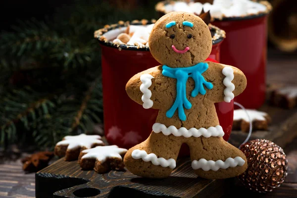 Gingerbread Man Cookies Hot Chocolate Wooden Background Closeup Horizontal — Stock Photo, Image