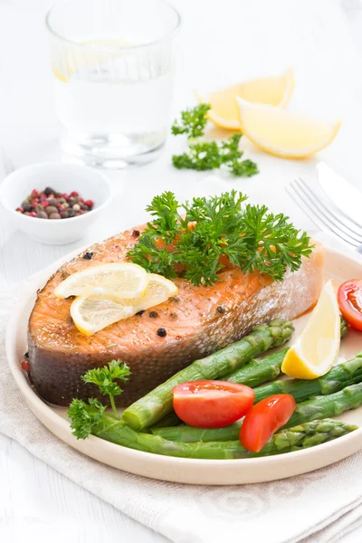 Запеченный лосось со спаржей, петрушкой и лимоном, вертикальный — стоковое фото