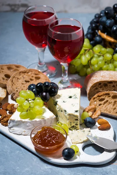 Peynir Tabağı Ciabatta Taze Üzüm Kırmızı Şarap Dikey Yakın Plan — Stok fotoğraf