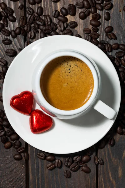 Tazza Caffè Espresso Caramelle Cioccolato Forma Cuore Vista Dall Alto — Foto Stock