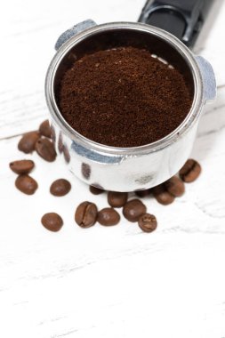 Kahve makinesi için kahve tutacağı beyaz arka planda, dikey üst görünümde