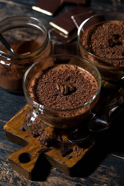 Zoete Chocolade Mousse Glazen Bekers Houten Achtergrond Bovenaanzicht — Stockfoto