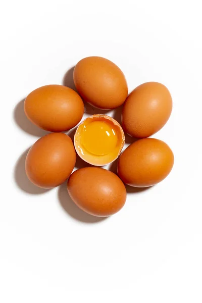 Свіжі Курячі Яйця Білому Тлі Одне Зламане Яйце Вертикальний Вид — стокове фото