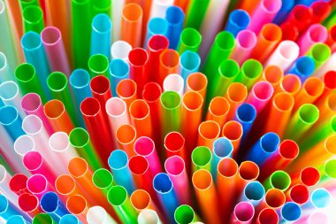 Kokteyller için renkli plastik tüpler, yakın plan.