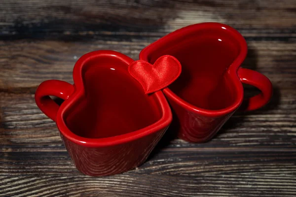 Две Красные Чашки Чая Форме Червей Деревянном Фоне Вид Сверху — стоковое фото