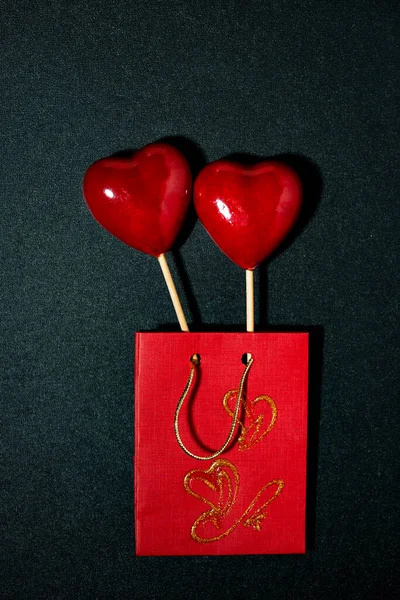 Δύο Κόκκινες Καρδιές Μια Τσάντα Δώρο Για Την Ημέρα Του — Φωτογραφία Αρχείου