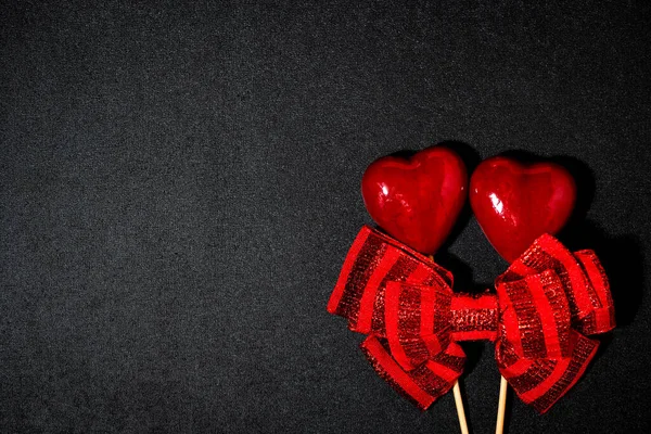 Δύο Κόκκινες Καρδιές Φιόγκο Την Ημέρα Του Αγίου Βαλεντίνου Μαύρο — Φωτογραφία Αρχείου