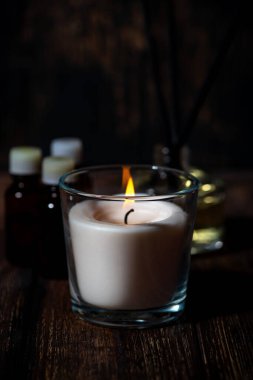 Karanlık arka planda yanan aroma mumu, dikey yakın plan