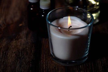 Koyu arkaplanda yanan aroma mumu, üst görünümde