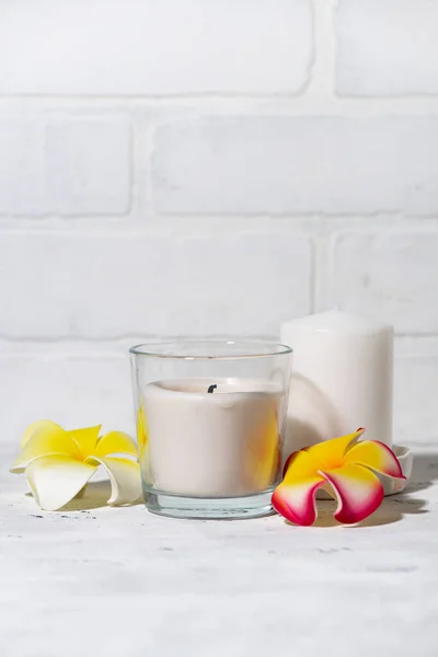 Weiße Duftkerzen Und Blumen Auf Weißem Hintergrund Nahaufnahme — Stockfoto