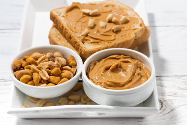 Kahvaltı için fıstık ezmesi ve tost, yatay.