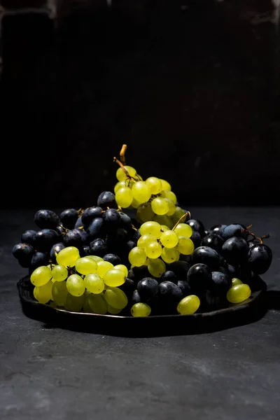 Тарелка Свежего Сочного Винограда Темном Фоне Вертикальный Крупный План — стоковое фото