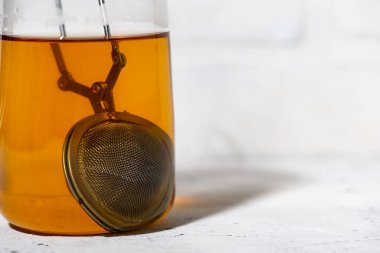 Siyah çay demlenmiş cam bardak, yatay yakın plan fotoğraf.