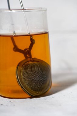 Siyah çay demlenmiş cam bardak, yakın plan fotoğraf, dikey yakın plan.