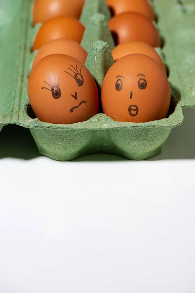 Caja Con Huevos Pollo Con Caras Pintadas Sobre Fondo Blanco —  Fotos de Stock