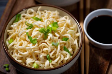 Sebzeli taze yumurtalı şehriye, yakın çekim üst manzara.