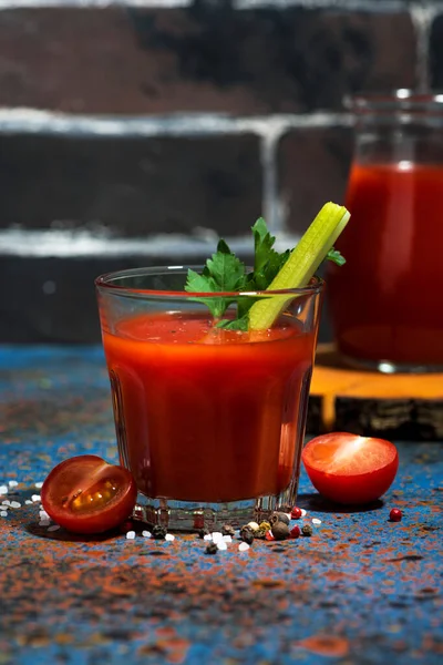 Hälsosam Tomatjuice Med Salt Och Selleri Vertikal Närbild — Stockfoto