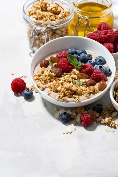 Muesli Met Yoghurt Verse Bessen Voor Ontbijt Witte Achtergrond Verticaal — Stockfoto