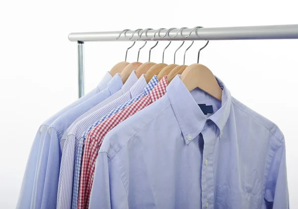 Hängare och skjortor — Stockfoto