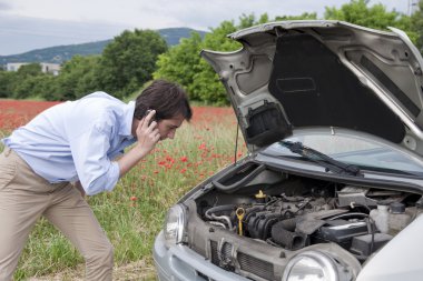 Adam için bir araç arıza yardım arıyor