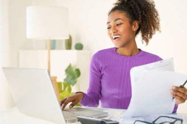 Çalışan ya da evden, işten, uzaktan çalışan bir kadın..