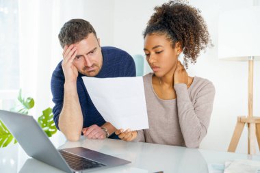 Çok ırklı bir çift, aile bütçesi ve aylık harcamalar konusunda endişeli.