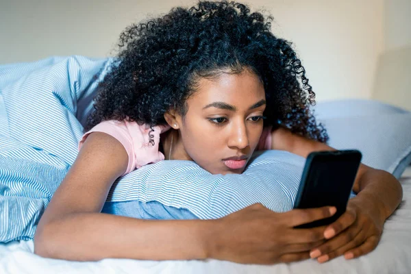 Menina Negra Usando Smartphone Cama Antes Dormir — Fotografia de Stock