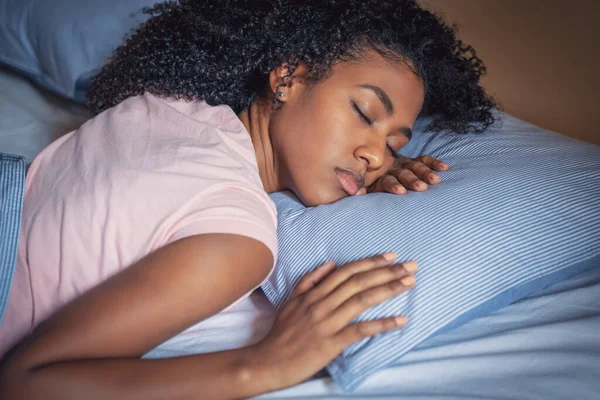 Friska Unga Afrikanska Flicka Sover Bekväm Säng — Stockfoto