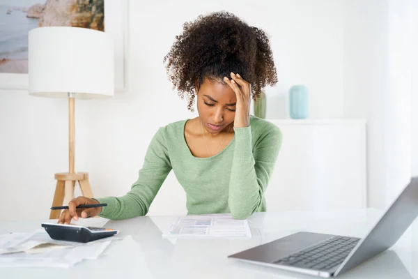 Ongelukkige Zwarte Vrouw Voelen Gestrest Werken Computer Thuis — Stockfoto