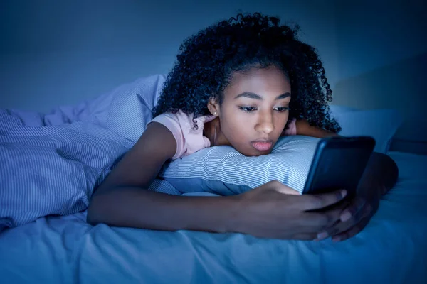 Černá Dívka Pomocí Smartphone Posteli Před Spaním Stock Obrázky