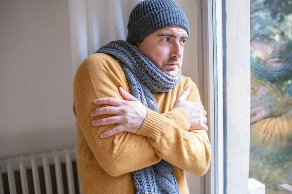 Ένας Άνθρωπος Που Υποφέρει Κρύο Στο Σπίτι Και Πρόβλημα Θέρμανση — Φωτογραφία Αρχείου
