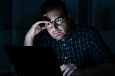 Bilgisayarla sorunu olan bir adam.