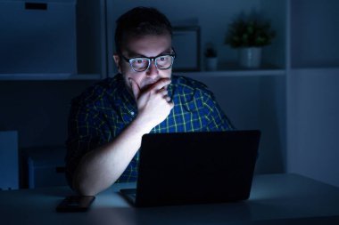 Bilgisayarla sorunu olan bir adam.