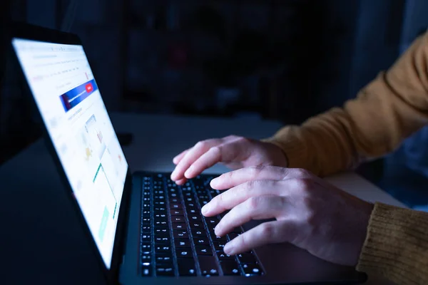 Kezek Gépelés Laptop Billentyűzeten Éjszaka — Stock Fotó