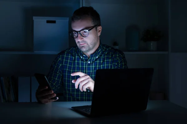 Retrato Hombre Usando Computadora Tarde Noche — Foto de Stock