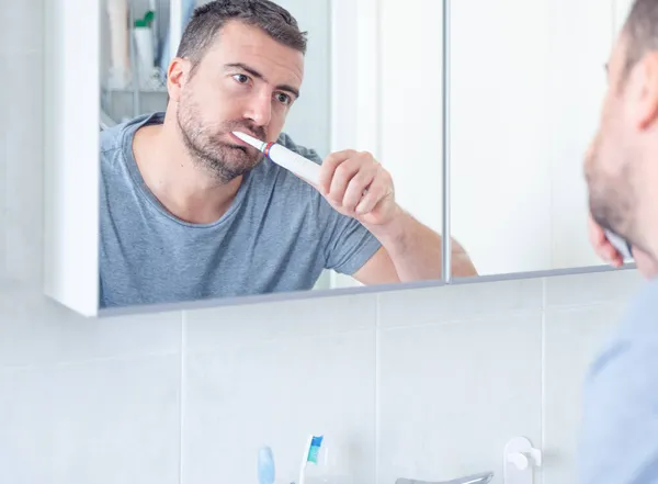 Jeden Muž Dělá Ústní Hygienu Pomocí Elektrického Zubního Kartáčku — Stock fotografie