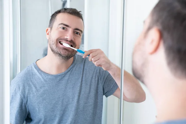 Jeden Muž Dělá Ústní Hygienu Pomocí Zubního Kartáčku Ráno — Stock fotografie