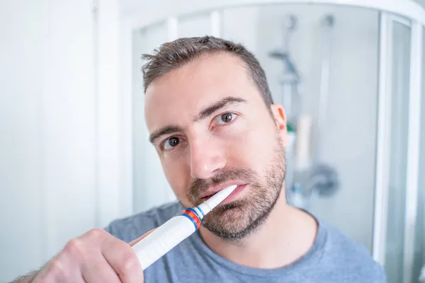 Muž Čištění Zubů Pomocí Elektrického Zubního Kartáčku — Stock fotografie